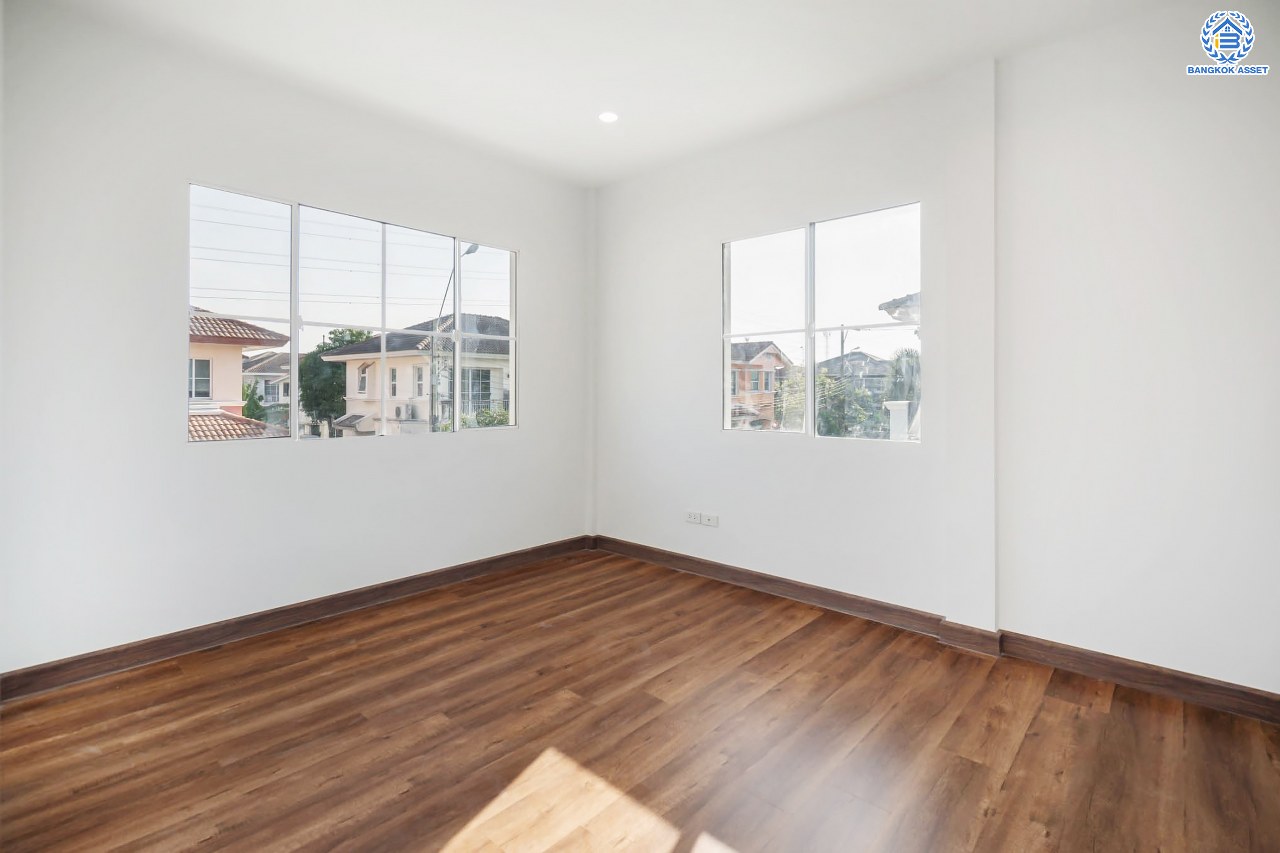 บ้านมือสองตกแต่งใหม่ แบรนด์ LH โครงการ มัณฑนา เพชรเกษม81 หลังมุม กว้างขวาง พร้อมรองรับทุกความสุข บนเนื้อที่ 69.3 ตร.ว. พื้นที่ใช้สอยกว่า 182.5 ตร.ม. พร้อมฟังก์ชัน 3 ห้องนอน 3 ห้องน้ำ จอดรถได้ 1 คัน บนทำเลเชื่อมต่อสู่ ถ.เพชรเกษม, ถ.พุทธมณฑลสาย4 ใกล้เดอะมอลล์ บางแค และม.มหิดล